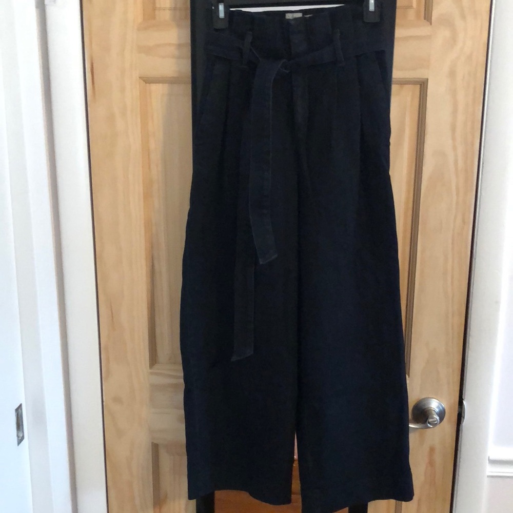 Straight wide leg jeans w/belt